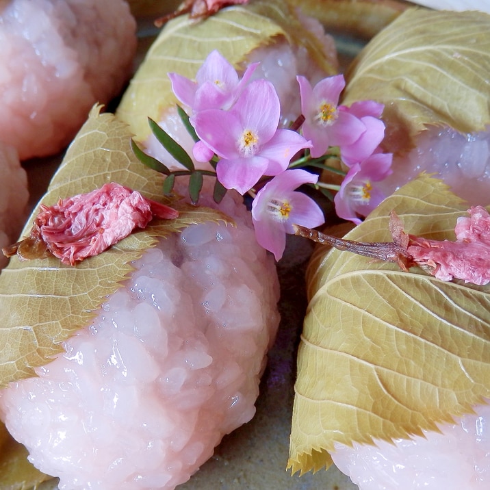 春の和菓子・もち米を蒸して作る道明寺